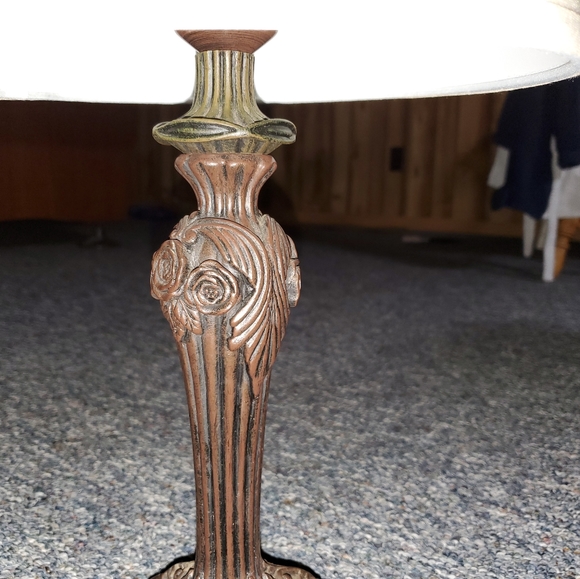 BEAUTIFUL CHEYENNE VICTORIAN STYLE LAMP ROSES - Picture 3 of 6